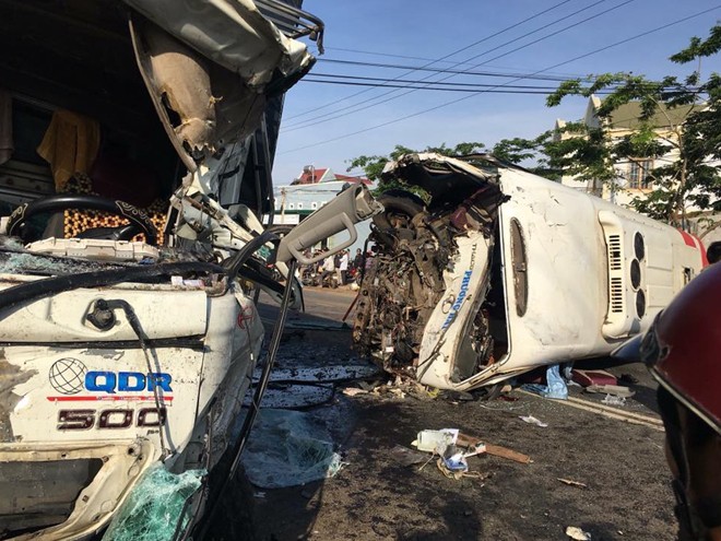 Hiện trường vụ ô tô khách và xe tải lao vào nhau khiến 1 người chết, 9 người bị thương